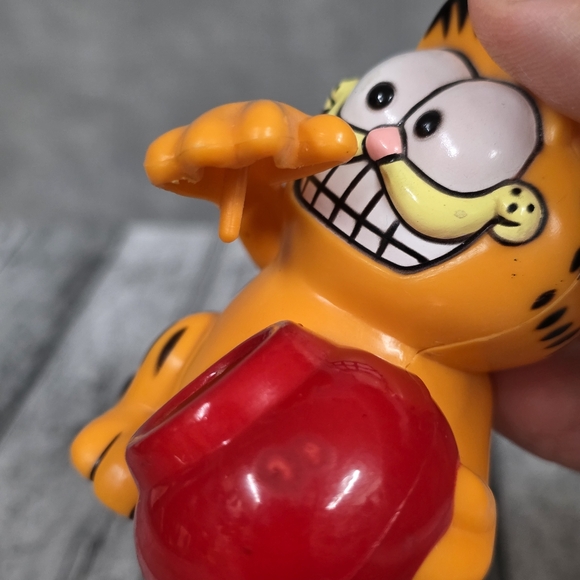 Garfield Holding a Red Pot with Moving Hand | Plastic Collectible Toy Figure - Picture 6 of 7